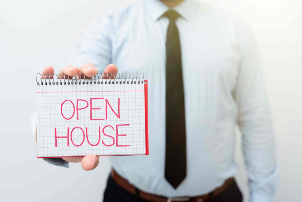 agent imobiliar semnificand un eveniment de tip open house